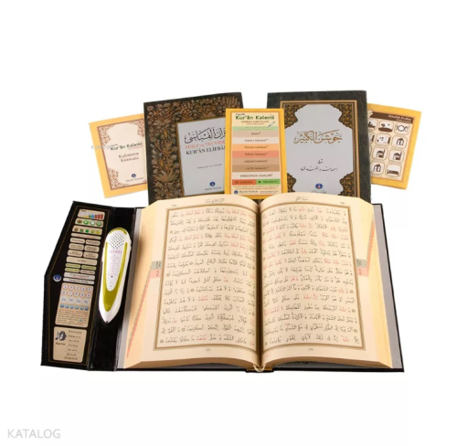 Kabe Desenli Kuran Okuyan Kalem Seti - Orta Boy Karton Kutulu